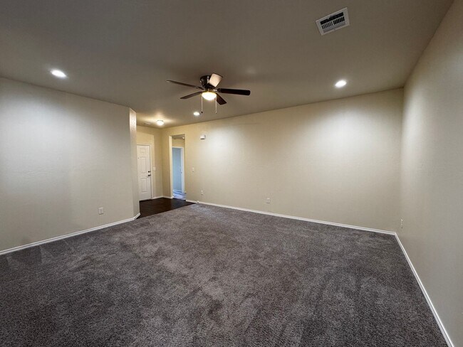 Building Photo - Spacious 3 Bedroom 2 Bathroom Home in Pied...