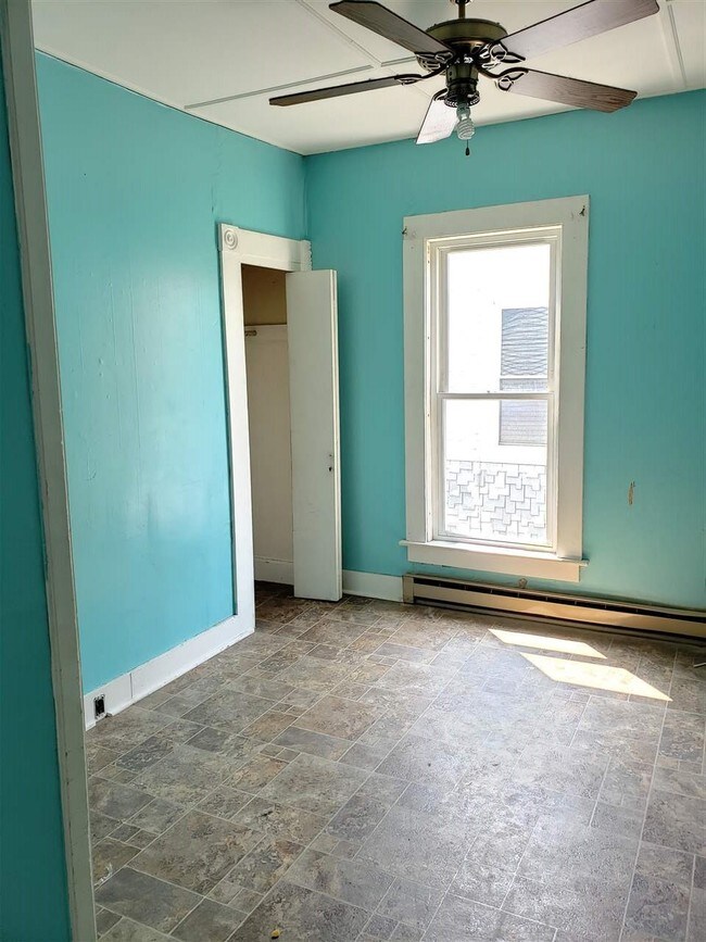 Building Photo - 12 Maple St