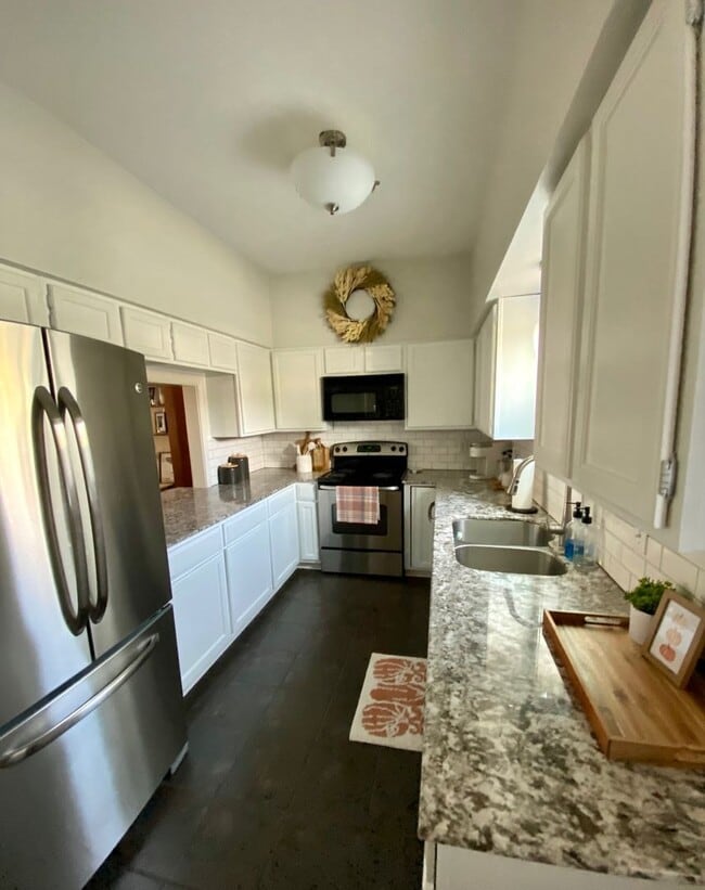 Building Photo - Townhome close to everything on Bayou Trace