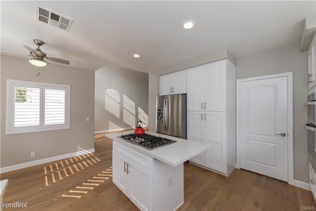 Building Photo - 3 br, 2.5 bath House - 2123 Elm Ave