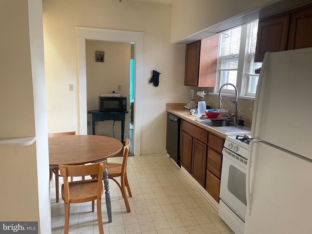 Primary Photo - 202 S Stratton St