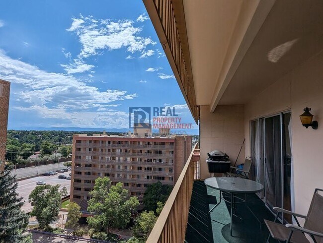 Foto del edificio - 8060 E Girard Ave