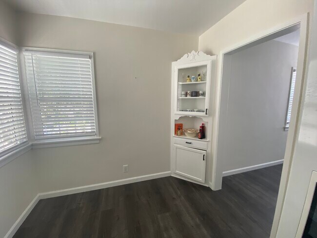 Breakfast area - 1763 N Alexandria Ave