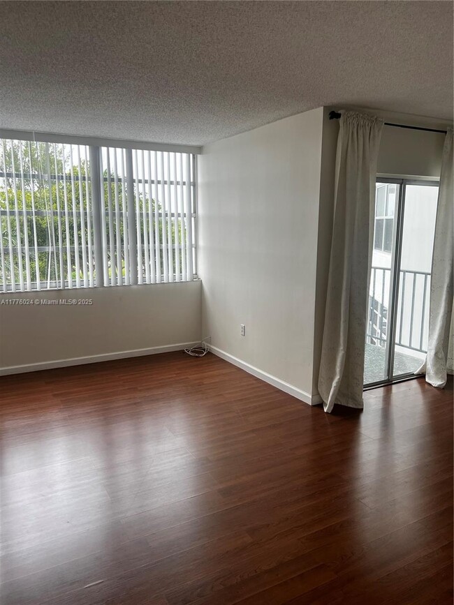 Foto del edificio - 11930 N Bayshore Dr