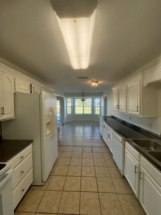 Foto del edificio - 3 Bedroom / 2 Bath with plenty of space. T...