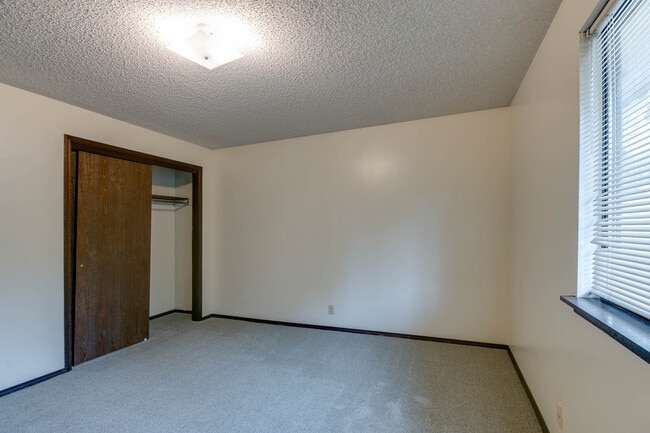 Building Photo - 2000 College Heights Rd