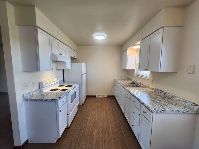 Foto del edificio - NEWLY RENOVATED 2 Bedroom 1.5 Bath-Electri...