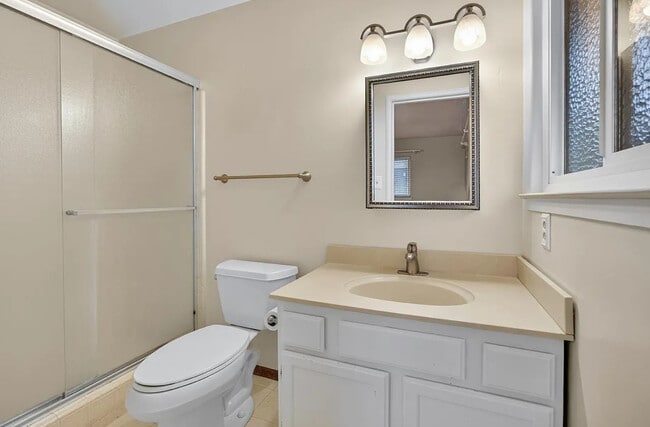 Building Photo - FOR RENT