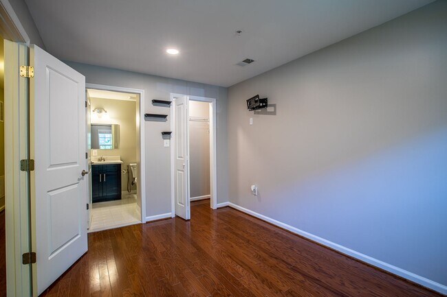 Foto del edificio - Luxurious 4 BR/3 Full BA & 2 Half BA Townh...