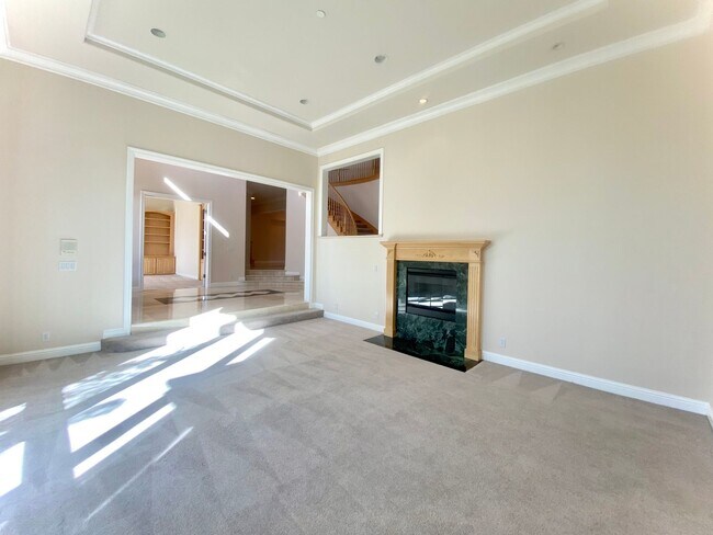 Foto del edificio - Spacious Luxury Home in Desirable Location...