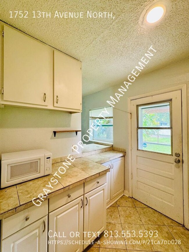 Foto del edificio - Charming 1-Bedroom Unit in Desirable Woodl...