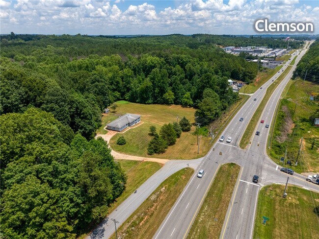 Foto del edificio - 10695 Clemson Blvd