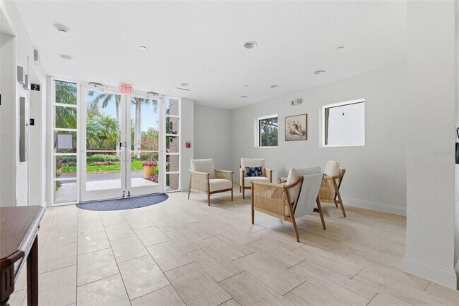 Foto del edificio - 4750 Dolphin Cay Ln S