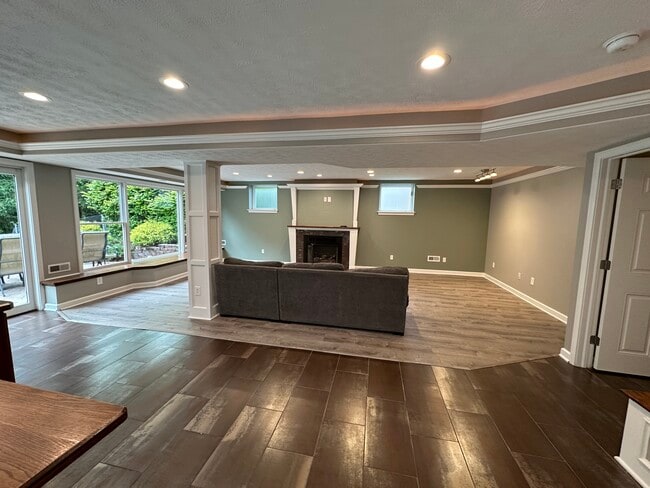 Building Photo - 5990 Edgehill Dr