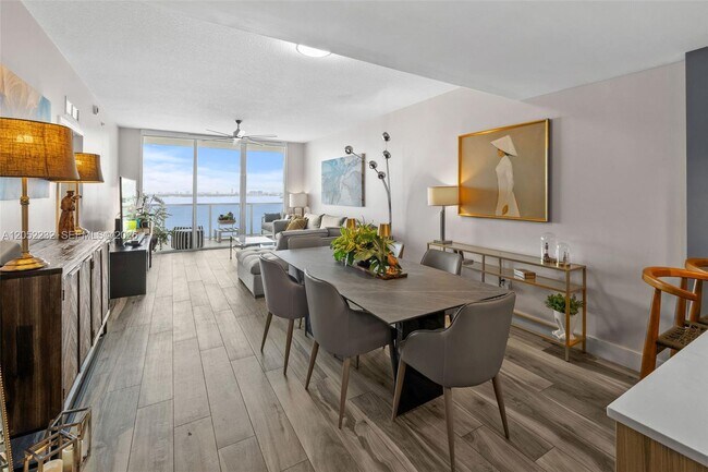 Foto del edificio - 600 NE 27th St