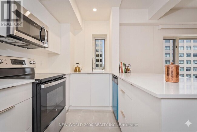 Photo du bâtiment - 110 St Clair Ave W