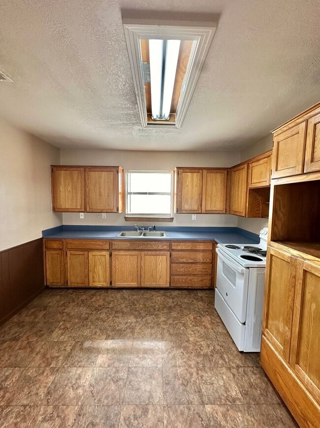 Foto del edificio - COMING MAY 2026 - Spacious & Centrally Located 3-Bedroom 2-Bathroom Home!