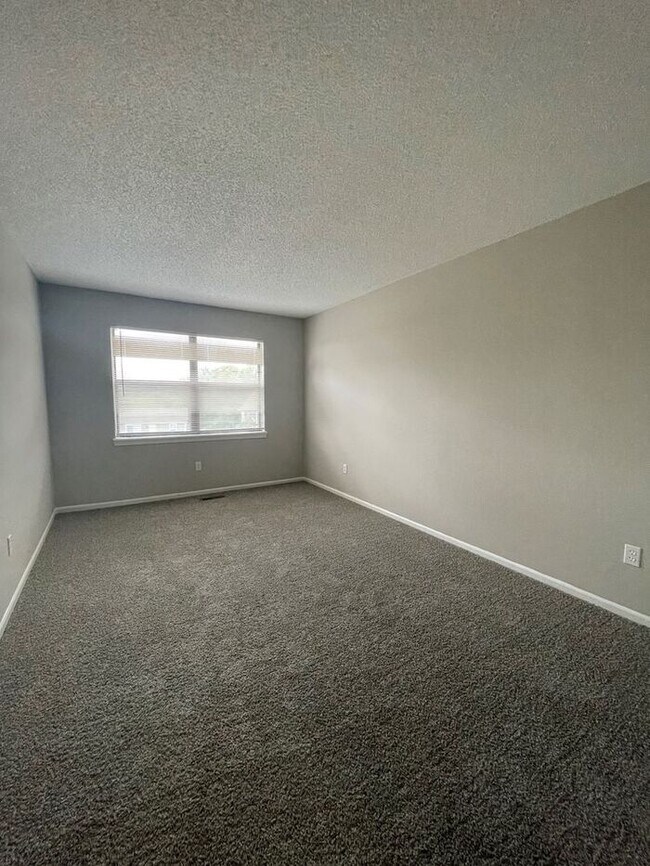 Building Photo - $1150 - 3Bd/1B 425 Castle Dr Bonner Spring...