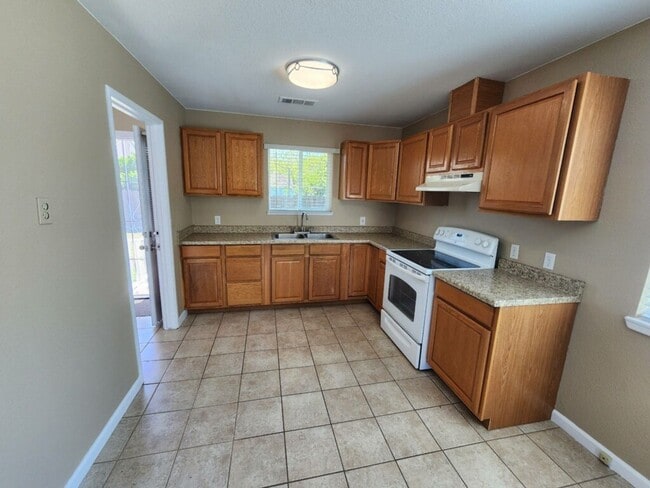 Foto del edificio - Cozy 2 bedroom duplex with a spacious yard...