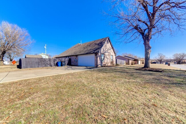 Foto del edificio - Large 3 Bedroom Home With Office!