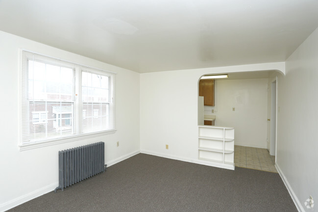 One Bedroom - Living Room - Welcome to Red Oak Apartments in Hamilton,...