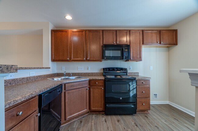 Building Photo - Charming Townhome in Greensboro, NC