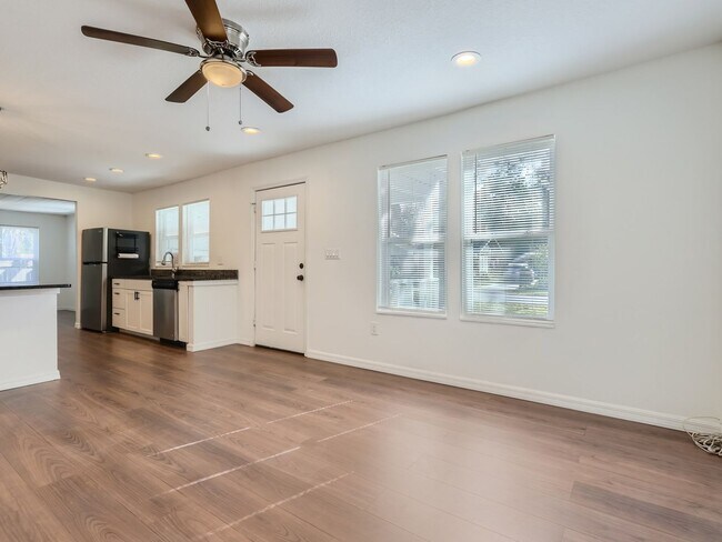 Building Photo - Updated 2 Bedroom House with Granite Count...