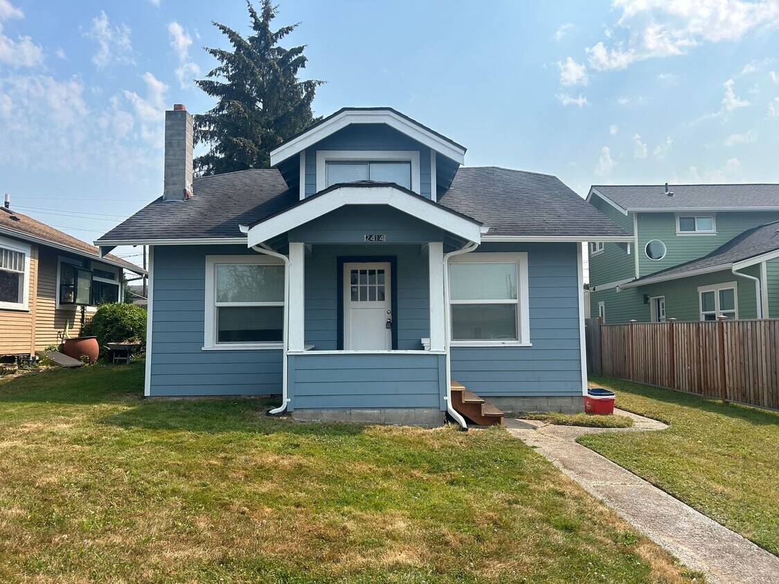 Primary Photo - Beautifuly updated 2 Bedroom home with bac...