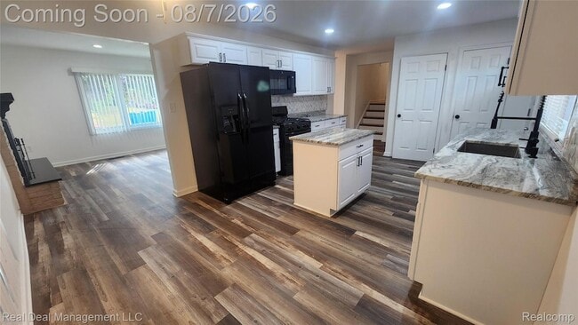 Building Photo - 553 S Stirling