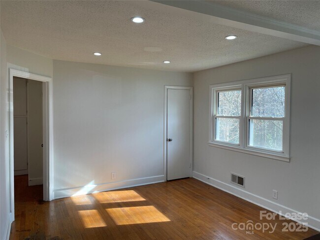 Building Photo - 424 E Walnut Ave