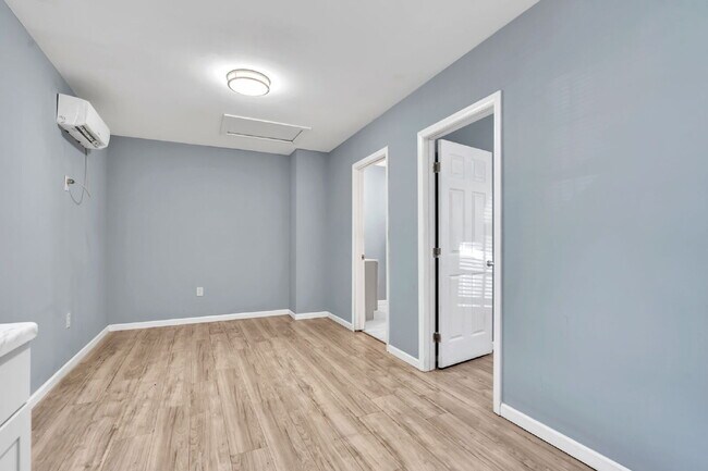 Foto del edificio - 1BR/1BA Triplex apartment home, move-in ready near downtown Spartanburg.... $750/mo**