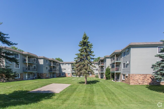 Montreal Courts - Alquileres en Little Canada, MN | Apartamentos.com