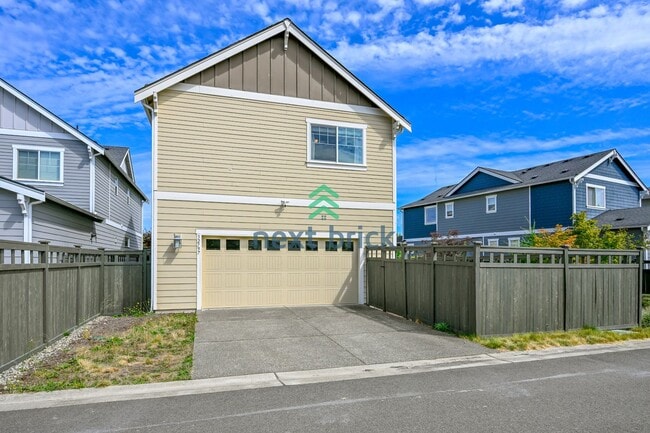 Building Photo - 4 BED & 2.5 BATH FOR RENT
