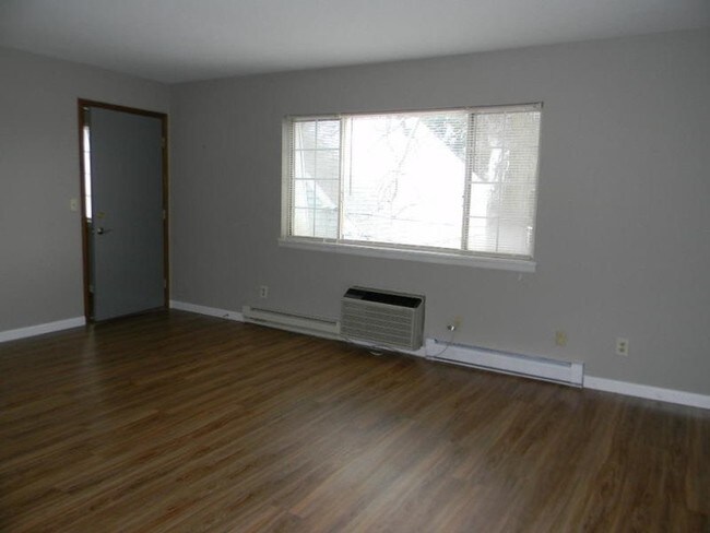 Building Photo - One Bedroom Apartment Available