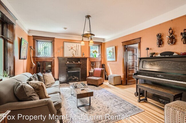 Building Photo - 4 br, 2.5 bath House - 517 Marine St
