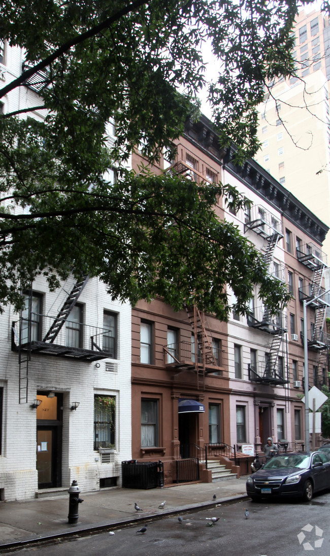 Foto del edificio - 325 E 83rd Street