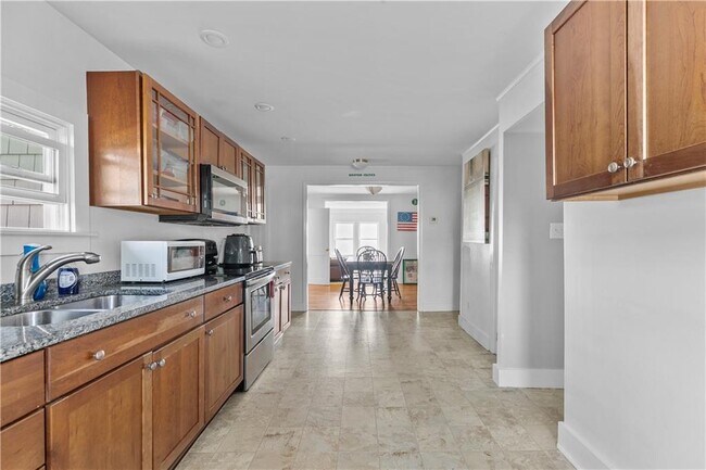Foto del edificio - 38 Aquidneck Ave