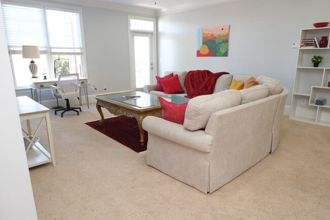 Building Photo - 2 bedroom/2.5 Bath, Furnished Short-Term R...