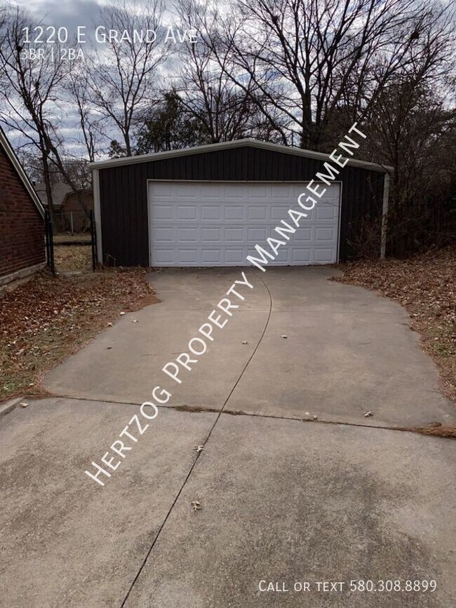 Building Photo - Holiday Special Thru January 1.  Large hom...