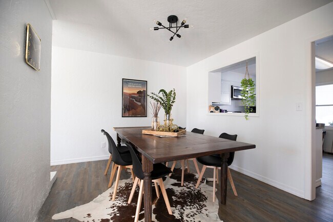 Dining room - 1203 Cedar Plz