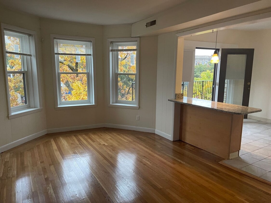 RENOVATED Top floor 3 BED IN Packards Corner BU AREA Equal size rooms 1 FREE MONTH - RENOVATED Top floor 3 BED IN Packards Corner  BU AREA  Equal size rooms  1 FREE MONTH