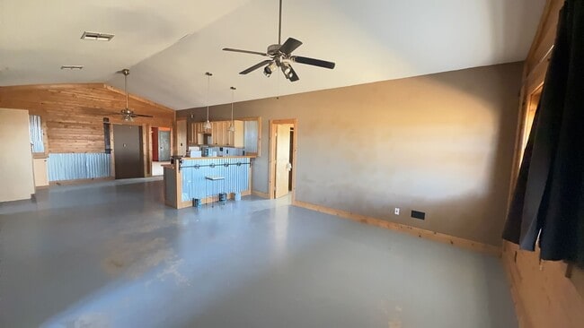 Foto del edificio - 3 bedroom 2 bathroom Barn dominium on 10 acres!