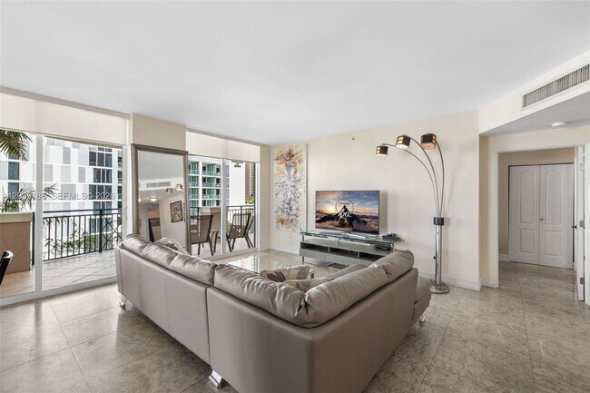 Foto del edificio - 17555 Atlantic Blvd