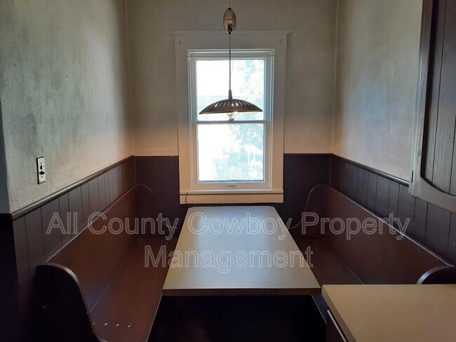 Building Photo - 1319 E Custer St