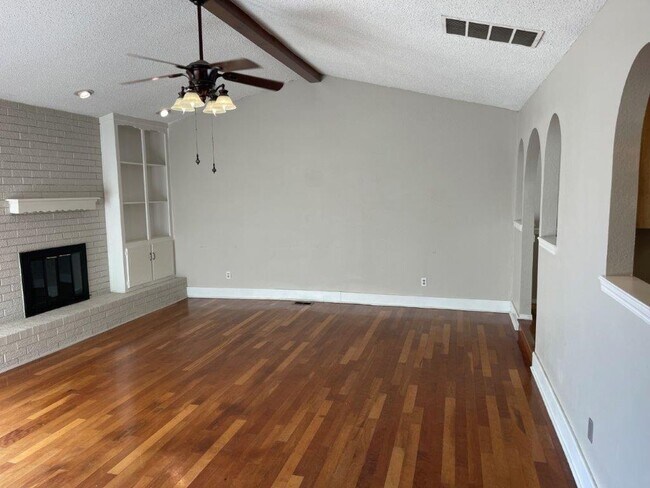 Foto del edificio - 3 bed 2 bath, 2 car with wood floors, fenc...