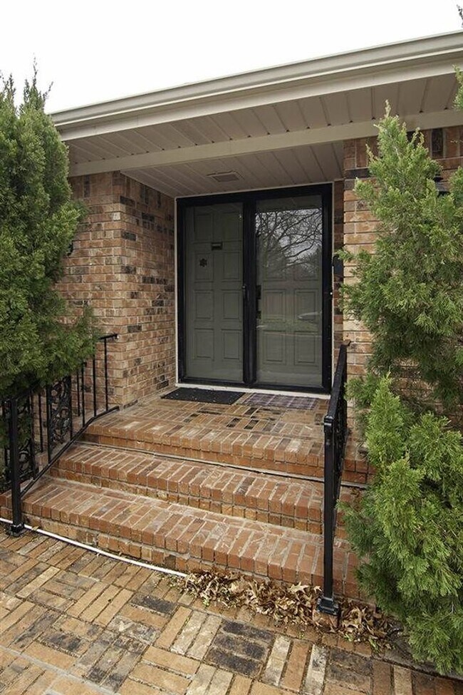 Building Photo - Perfect East Side Home in Rockwood Neighbo...