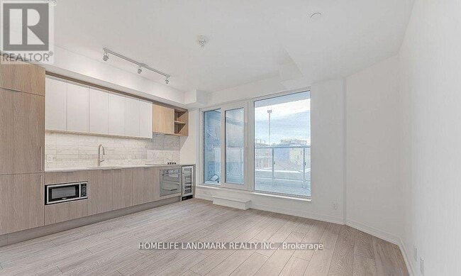 Photo du bâtiment - 2020 Bathurst St