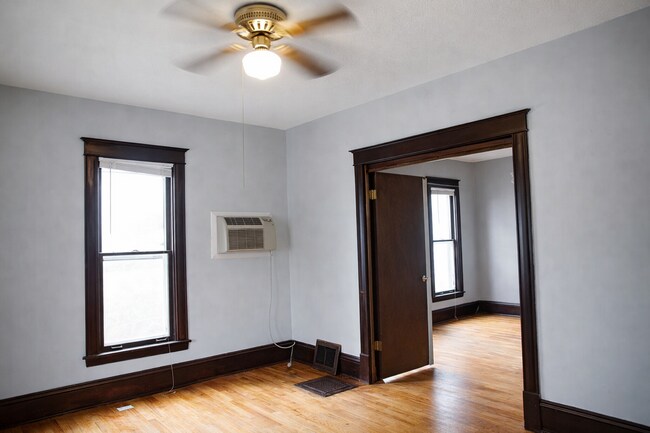 Building Photo - Huge House with Tons of Parking- 6 Bed 2 Bath in Como for Sept 2026