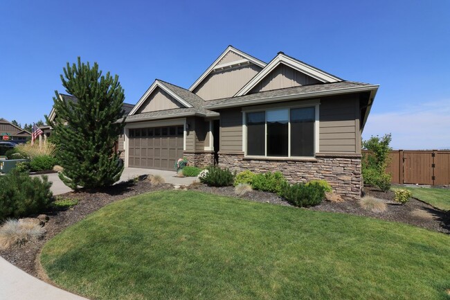 Building Photo - Beautiful Home Awbrey Butte