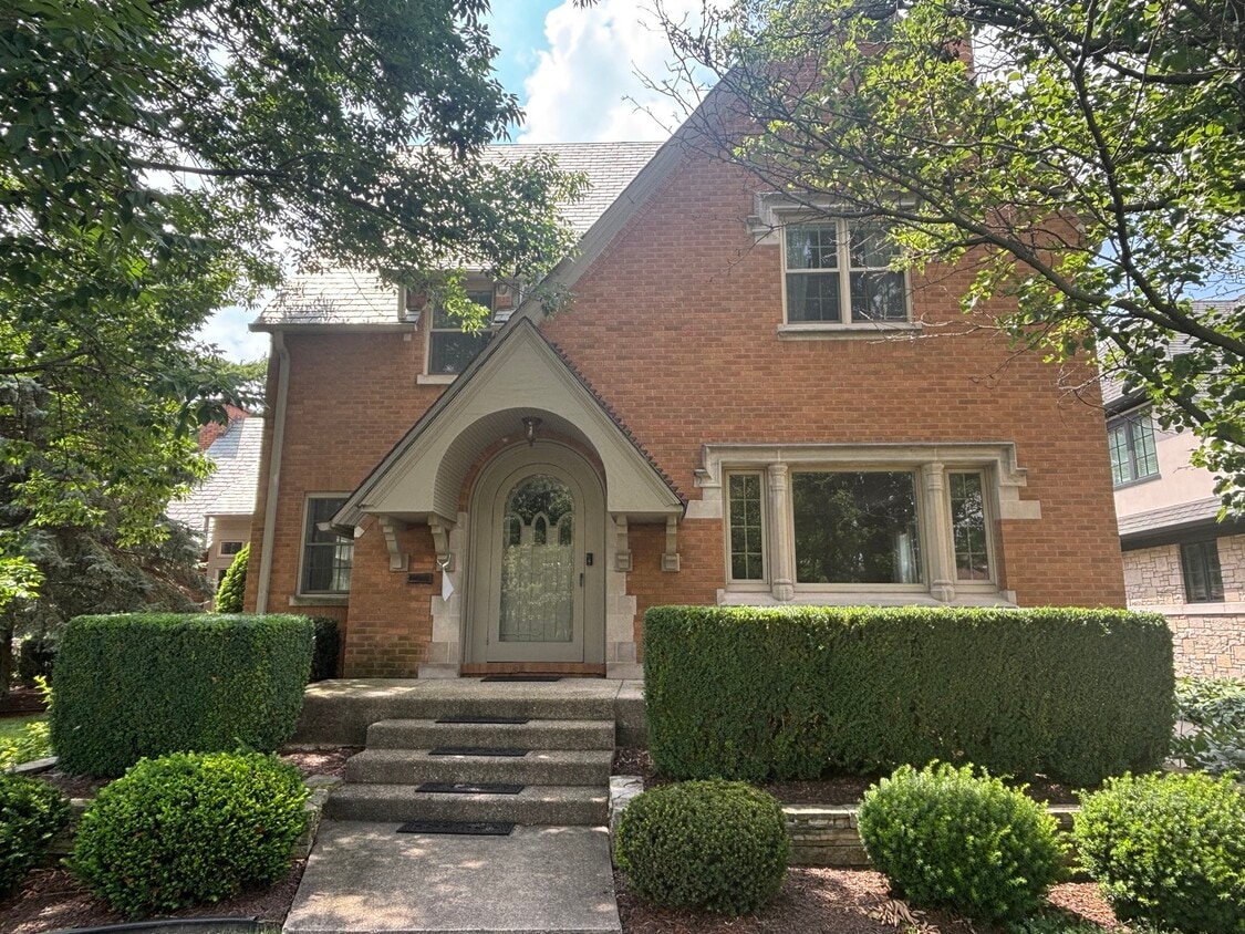 Primary Photo - 182 S Kenmore Ave